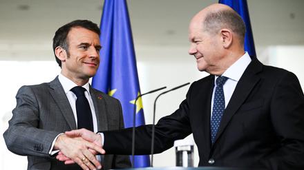 Emmanuel Macron und Olaf Scholz geben sich bei einer Pressekonferenz die Hand (Archivbild vom 15. März 2024).