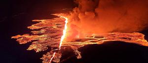 Ausbruch von Lava aus einem Vulkan zwischen Hagafell und Stóri-Skógfell.
