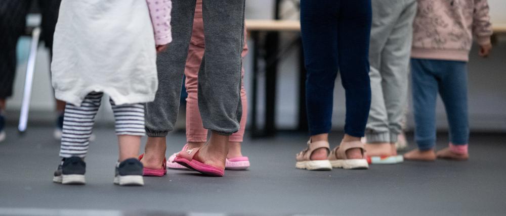 Kinder stehen im Ankunftszentrum am ehemaligen Flughafen Tegel.