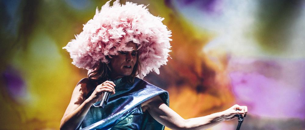 Spaß an Kopfbedeckungen. Die irische Sängerin Roísín Murphy wechselt die Hüte wie das Haar.