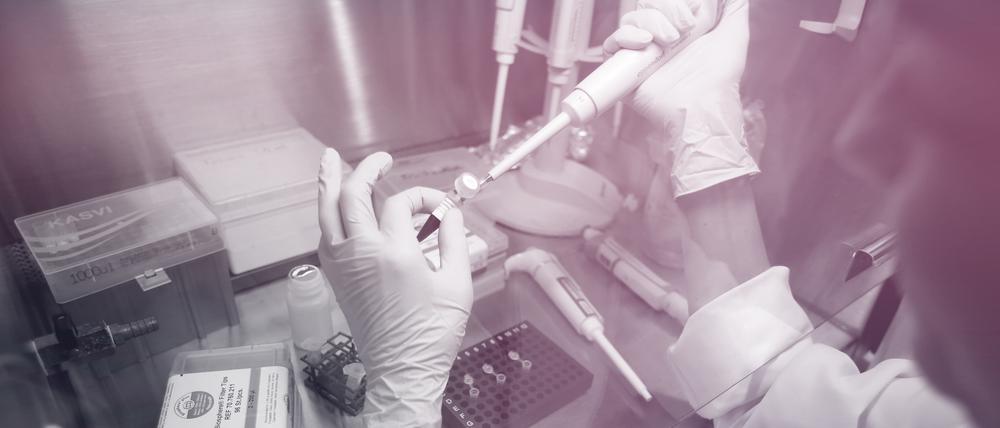 Mosquirix klingt nach Auto aus Sowjetproduktion, ist aber ein Malaria-Impfstoff. Im Bild eine Krankenschwester in Malawi mit einer Dosis der Vakzine.