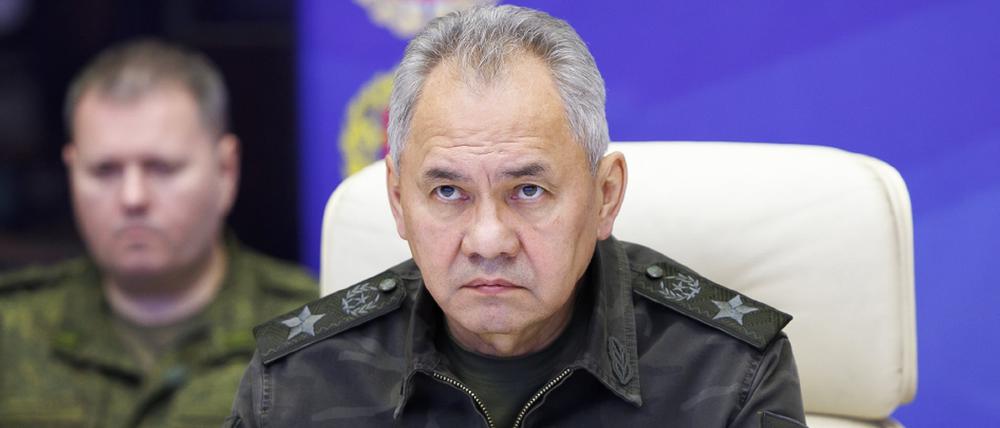 Auf diesem vom Pressedienst des russischen Verteidigungsministeriums via AP veröffentlichten Foto besucht Sergej Schoigu, Verteidigungsminister von Russland, am 16.03.2024 das militärische Hauptquartier.