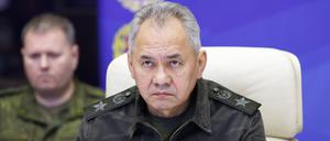 Auf diesem vom Pressedienst des russischen Verteidigungsministeriums via AP veröffentlichten Foto besucht Sergej Schoigu, Verteidigungsminister von Russland, am 16.03.2024 das militärische Hauptquartier.