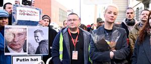 Julia Nawalnaja vor der russischen Botschaft in Berlin.