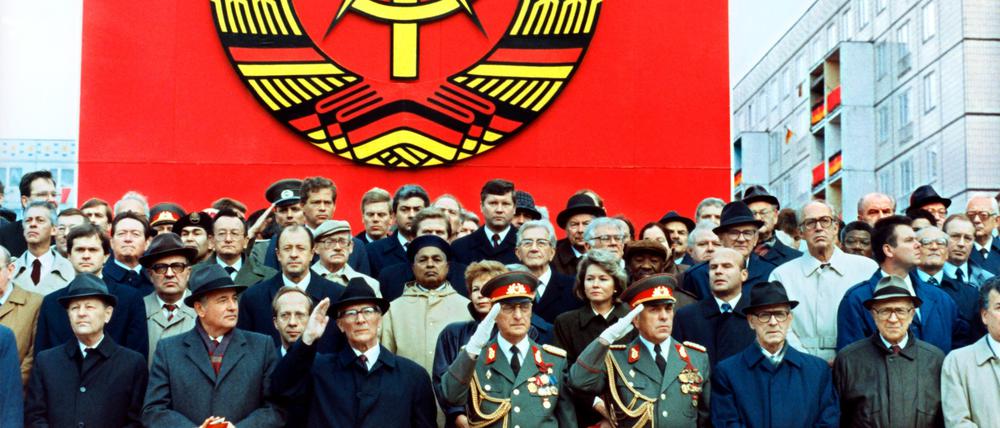 Die Ehrentribüne auf der Karl-Marx-Allee während der Militärparade zu 40 Jahren DDR am 7. Oktober 1989 in Ost-Berlin.