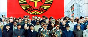 Die Ehrentribüne auf der Karl-Marx-Allee während der Militärparade zu 40 Jahren DDR am 7. Oktober 1989 in Ost-Berlin.