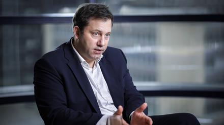 Lars Klingbeil, Parteivorsitzender der SPD, verteidigt seinen Kanzler und Fraktionschef.