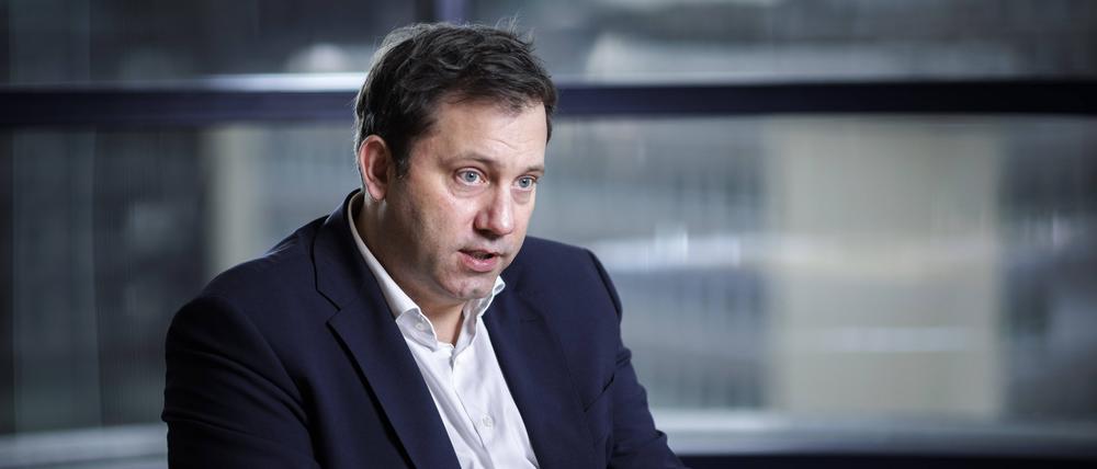 Lars Klingbeil, Parteivorsitzender der SPD, verteidigt seinen Kanzler und Fraktionschef.
