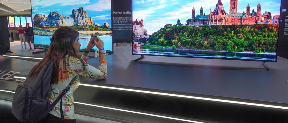 Nur gucken, nicht kaufen: Bei Fernsehern gab es 2023 einen Umsatzrückgang von acht Prozent, so eine Studie.