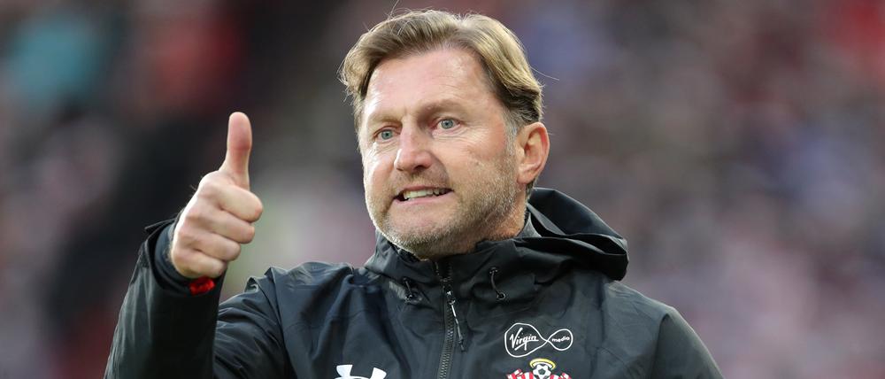 Großbritannien, Huddersfield: Ralph Hasenhüttl, damaliger Trainer von Southampton, gestikuliert an der Seitenlinie (Archivbild vom 22.12.2018).