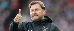 Großbritannien, Huddersfield: Ralph Hasenhüttl, damaliger Trainer von Southampton, gestikuliert an der Seitenlinie (Archivbild vom 22.12.2018).