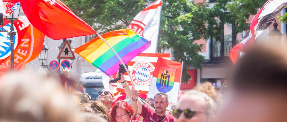 Beim Christopher Street Day sind zunehmend Sportvereine - und verbände vertreten, wie hier der FC Bayern in München.