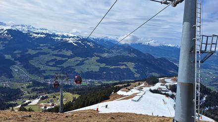 Blick auf den Unfallort. Eine deutsche Gleitschirmpilotin ist gegen die Gondel einer Seilbahn geprallt, abgestürzt und noch an der Unfallstelle verstorben. 