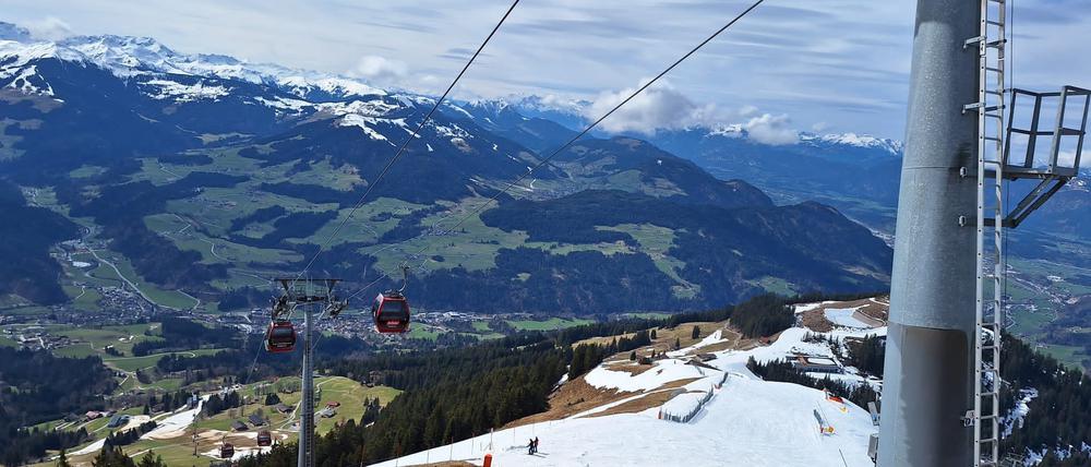 Blick auf den Unfallort. Eine deutsche Gleitschirmpilotin ist gegen die Gondel einer Seilbahn geprallt, abgestürzt und noch an der Unfallstelle verstorben. 