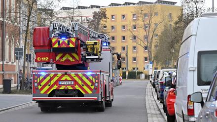 Potsdam, 30.01.2024, Lokales, Feuerwehr Potsdam, Feuerwehrfahrzeug im Einsatz, Blaulicht, Symbolfoto, Genrebild, Foto: Ottmar Winter PNN ACHTUNG: Foto ist ausschließlich für redaktionelle Berichterstattung der PNN und des TGSP! Eine kommerzielle Nutzung, z.B. Werbung, ist ausgeschlossen. Die Weitergabe an nicht autorisierte Dritte, insbesondere eine weitergehende Vermarktung über Bilddatenbanken, ist unzulässig.