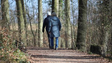Spaziergänger laufen über einen Waldweg in Bergisch Gladbach (Symbolbild).