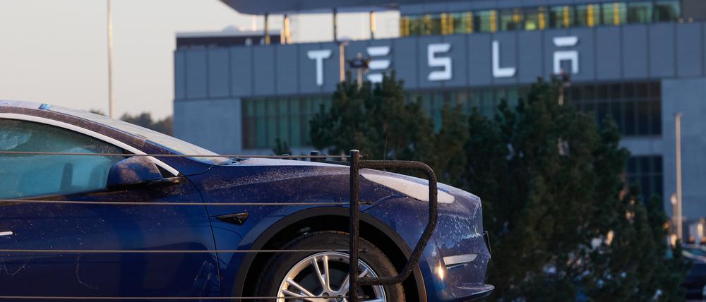 18.03.2024, Brandenburg, Grünheide: Ein Tesla-PKW steht am frühen Morgen vor der Tesla-Autofabrik auf einem Transporter. Ein Waldstück im Nord-Osten des Fabrikgeländes wird momentan im Rahmen eines Protestcamps besetzt. Tesla möchte dieses Waldstück für die Werkserweitung nutzen. Foto: Joerg Carstensen/dpa +++ dpa-Bildfunk +++