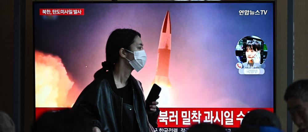 Eine Frau passiert im südkoreanischen Seoul einen Monitor, der Bilder eines nordkoreanischen Raketentests zeigt.