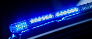 Ein Blaulicht leuchtet auf einem Einsatzfahrzeug der Polizei. (Symblfoto)