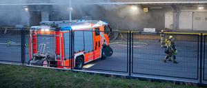 17.03.2024, Berlin: Feuerwehrkräfte sind dabei ein Feuer in einer Lagerhalle zu löschen. (zu dpa: «Lagerhalle in Berlin-Wittenau brennt - Verdacht auf Rauchgasvergiftung») Foto: Jörg Carstensen/dpa +++ dpa-Bildfunk +++