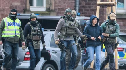 Daniela Klette nach der Festnahme auf dem Weg zur Bundesanwaltschaft in Karlsruhe.
