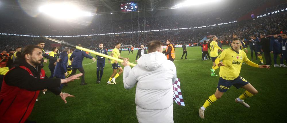 Anhänger von Trabzonspor gingen am Sonntag auf Spieler von Fenerbahçe Istanbul los - wie hier sogar mit der Eckfahne.