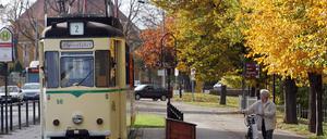Bildnummer: 50972716  Datum: 26.10.2005  Copyright: imago/Steffen Schellhorn
Straßenbahn in Naumburg, Objekte , Personen; 2005, Naumburg, Straßenbahn, Straßenbahnen, Tram, Trams, ÖPNV, Öffentlicher Personennahverkehr, Nahverkehr, Verkehrsmittel, Nahverkehrsmittel, Haltestelle, Haltestellen, Straßenbahnhaltestelle, Straßenbahnhaltestellen; , quer, Kbdig, Totale, Transport, Logistik, Wirtschaft, Deutschland,  , Bahn, Verkehr / Frau, Radfahrer, Radfahrerin, Fahrradfahrer, Fahrradfahrerin