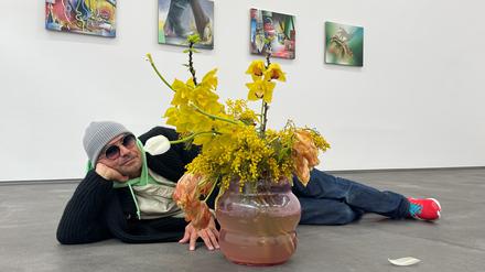 Bernhard Martin in seiner Ausstellung „Probleme war gestern“ in der Galerie Dittrich & Schlechtriem.