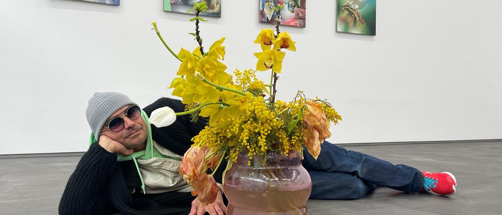 Bernhard Martin in seiner Ausstellung „Probleme war gestern“ in der Galerie Dittrich & Schlechtriem.