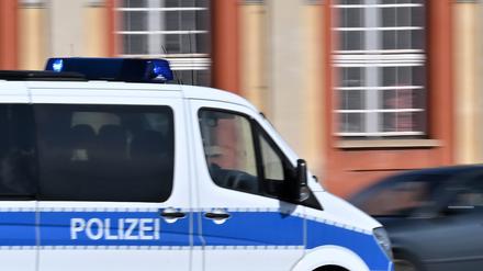 Potsdam, 12.03.2024, Lokales, Polizei, Polizeiwagen im Einsatz, Blaulicht, Stadtbilder, Symbolfoto, Genrebild, Foto: Ottmar Winter PNN ACHTUNG: Foto ist ausschließlich für redaktionelle Berichterstattung der PNN und des TGSP! Eine kommerzielle Nutzung, z.B. Werbung, ist ausgeschlossen. Die Weitergabe an nicht autorisierte Dritte, insbesondere eine weitergehende Vermarktung über Bilddatenbanken, ist unzulässig.