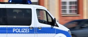Potsdam, 12.03.2024, Lokales, Polizei, Polizeiwagen im Einsatz, Blaulicht, Stadtbilder, Symbolfoto, Genrebild, Foto: Ottmar Winter PNN ACHTUNG: Foto ist ausschließlich für redaktionelle Berichterstattung der PNN und des TGSP! Eine kommerzielle Nutzung, z.B. Werbung, ist ausgeschlossen. Die Weitergabe an nicht autorisierte Dritte, insbesondere eine weitergehende Vermarktung über Bilddatenbanken, ist unzulässig.