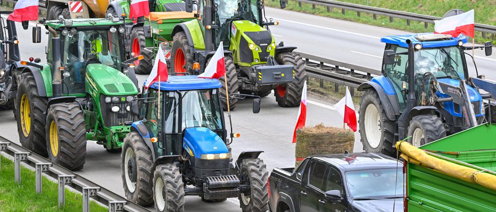 Landwirte aus Polen sind auf der Autostrada A2 (Europastraße 30) mit ihren Fahrzeugen in Richtung deutsch-polnische Grenze unterwegs.