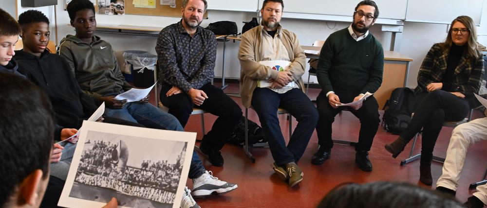 Der Rabbiner Igor Itkin und Imam Ender Cetin besuchen in Begleitung von Staatssekretaerin fuer Bildung, Christina Henke, die Otto-Hahn-Sekundarschule.