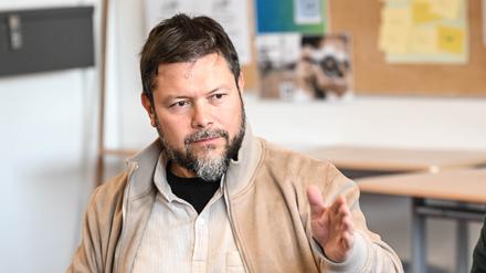 Rabbiner Igor Itkin und Imam Ender Cetin (links) besuchen in Begleitung von Staatssekretärin für Bildung, Christina Henke (CDU), die Otto-Hahn-Sekundarschule in Berlin-Neukölln. 