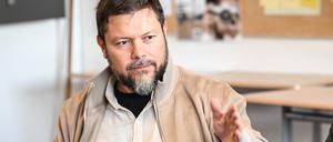Rabbiner Igor Itkin und Imam Ender Cetin (links) besuchen in Begleitung von Staatssekretärin für Bildung, Christina Henke (CDU), die Otto-Hahn-Sekundarschule in Berlin-Neukölln. 