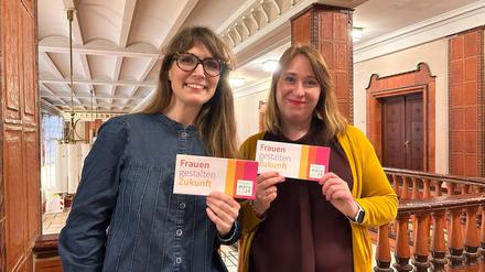 Julia Selge, Frauen- und Gleichstellungsbeauftragte des Bezirksamtes Tempelhof-Schöneberg, und Ivanka Jagec (links auf dem Foto) vom Amt für Weiterbildung und Kultur.
