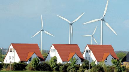 Eigenheimsiedlung vor Windkrafträdern in Sachsen-Anhalt