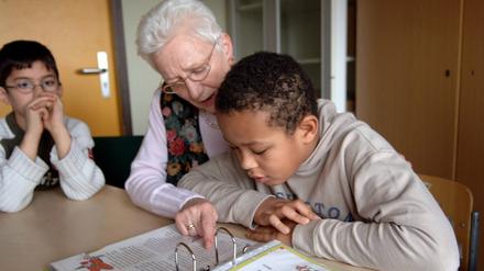 Halt geben. Senioren sind auch als Schulhelfer gefragt. 