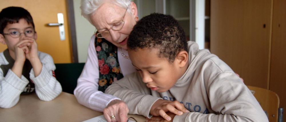 Halt geben. Senioren sind auch als Schulhelfer gefragt. 
