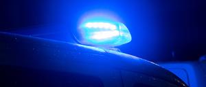 Blaulicht leuchtet auf dem Dach eines Polizeiwagens.