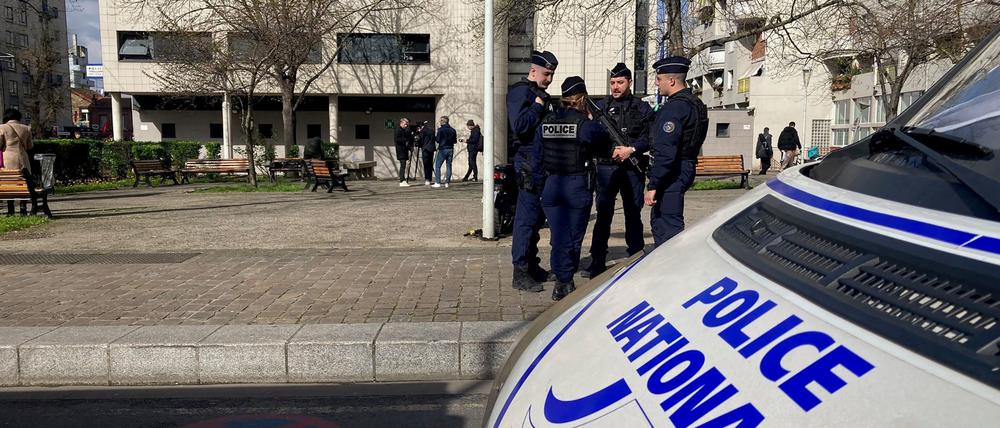 Polizisten und Journalisten stehen vor einem Polizeirevier in La Courneuve, einem nördlichen Vorort von Paris. Einen Tag zuvor war die Wache Ziel eines Brandanschlags. Nach dem Tod eines 18-Jährigen bei einem Polizeieinsatz bei Paris hatten Dutzende junge Leute am späten Sonntagabend die Wache mit Feuerwerkskörpern und Molotowcocktails attackiert.