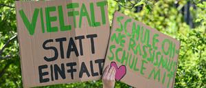 ARCHIV - 09.05.2023, Brandenburg, Cottbus: Teilnehmer der Demonstration «Vielfalt statt Einfalt - Schule ohne Diskriminierung» stehen mit Plakaten vor dem Schulamt in Cottbus. Organisiert wurde die Demonstration von Schülern, Eltern und Lehrern. Am Dienstag wollen Menschen erneut auf die Straße gehen. Kürzlich wurde bekannt, dass ein Lehrer zwei Schüler mit Migrationshintergrund angegriffen haben soll. (zu dpa: «Demo vor Cottbuser Schulamt nach Lehrer-Angriff auf zwei Schüler») Foto: Patrick Pleul/dpa +++ dpa-Bildfunk +++