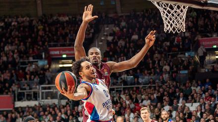 Bayerns Star Serge Ibaka (hinten) hofft noch auf die Play-offs. Das gilt auch für Shane Larkin von Anadolu Istanbul (vorne).