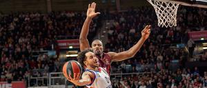 Bayerns Star Serge Ibaka (hinten) hofft noch auf die Play-offs. Das gilt auch für Shane Larkin von Anadolu Istanbul (vorne).