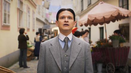 Die Verwandlung: Joel Basman verkörpert Franz Kafka.