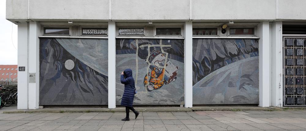 Veranstaltung „Potsdamer Forum ‚Ostmoderne‘ - Gedanken zum städtebaulichen und künstlerischen Erbe der DDR in Potsdam“ im Potsdam Museum. Im Erinnerungsjahr 2024 liegt die doppelte deutsche Staatsgründung nunmehr 75 Jahre und die Friedliche Revolution 35 Jahre zurück. Anlässlich dieser wichtigen Ereignisse aus jüngster deutscher Geschichte rückt die Fragestellung erneut in den Fokus, wie Potsdam mit dem kulturellen Erbe der Ostmoderne umgeht. Foto: Mosaik  am ehemaligen Rechenzentrum Potsdam