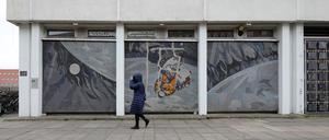 Veranstaltung „Potsdamer Forum ‚Ostmoderne‘ - Gedanken zum städtebaulichen und künstlerischen Erbe der DDR in Potsdam“ im Potsdam Museum. Im Erinnerungsjahr 2024 liegt die doppelte deutsche Staatsgründung nunmehr 75 Jahre und die Friedliche Revolution 35 Jahre zurück. Anlässlich dieser wichtigen Ereignisse aus jüngster deutscher Geschichte rückt die Fragestellung erneut in den Fokus, wie Potsdam mit dem kulturellen Erbe der Ostmoderne umgeht. Foto: Mosaik  am ehemaligen Rechenzentrum Potsdam