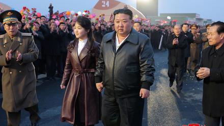Nordkoreas Diktator Kim Jong Un und seine Tochter Kim Ju Ae.