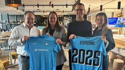 Die beiden Mitgründerinnen von Viktoria Berlin, Katharina Kurz (links) und Felicia Mutterer, mit Stepstone CFO Thorsten Otte (weißes Hemd) und Sebastian Dettmers, CEO. 