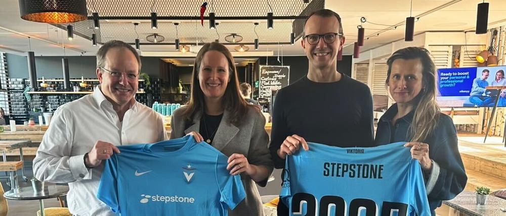 Die beiden Mitgründerinnen von Viktoria Berlin, Katharina Kurz (links) und Felicia Mutterer, mit Stepstone CFO Thorsten Otte (weißes Hemd) und Sebastian Dettmers, CEO.